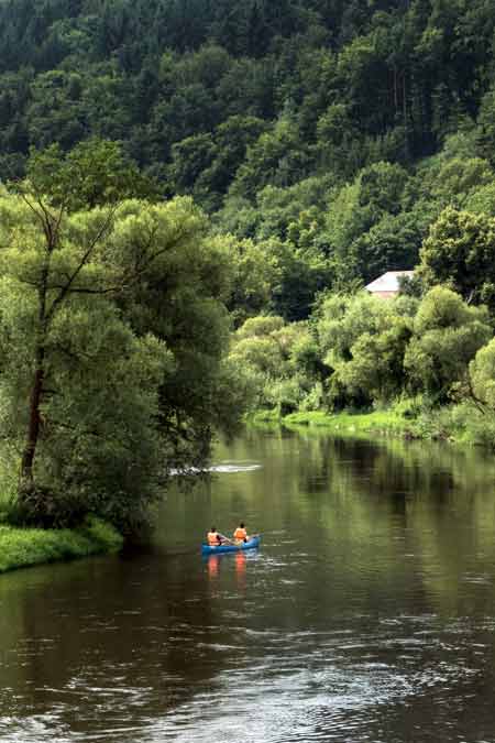 Zwei Kanufahrer auf der Naab im Sommer bei Duggendorf