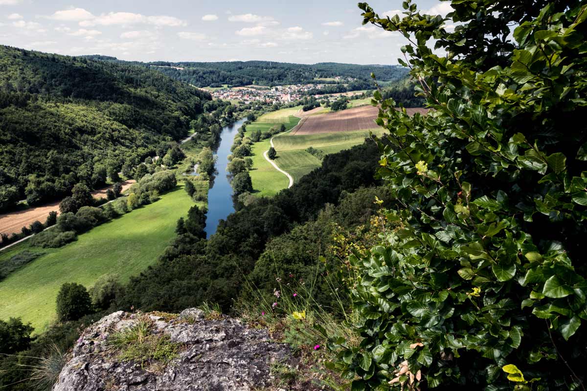 Blick vom Aussichtspunkt am Engelsfelsen auf die Naab und den Ort Duggendorf
