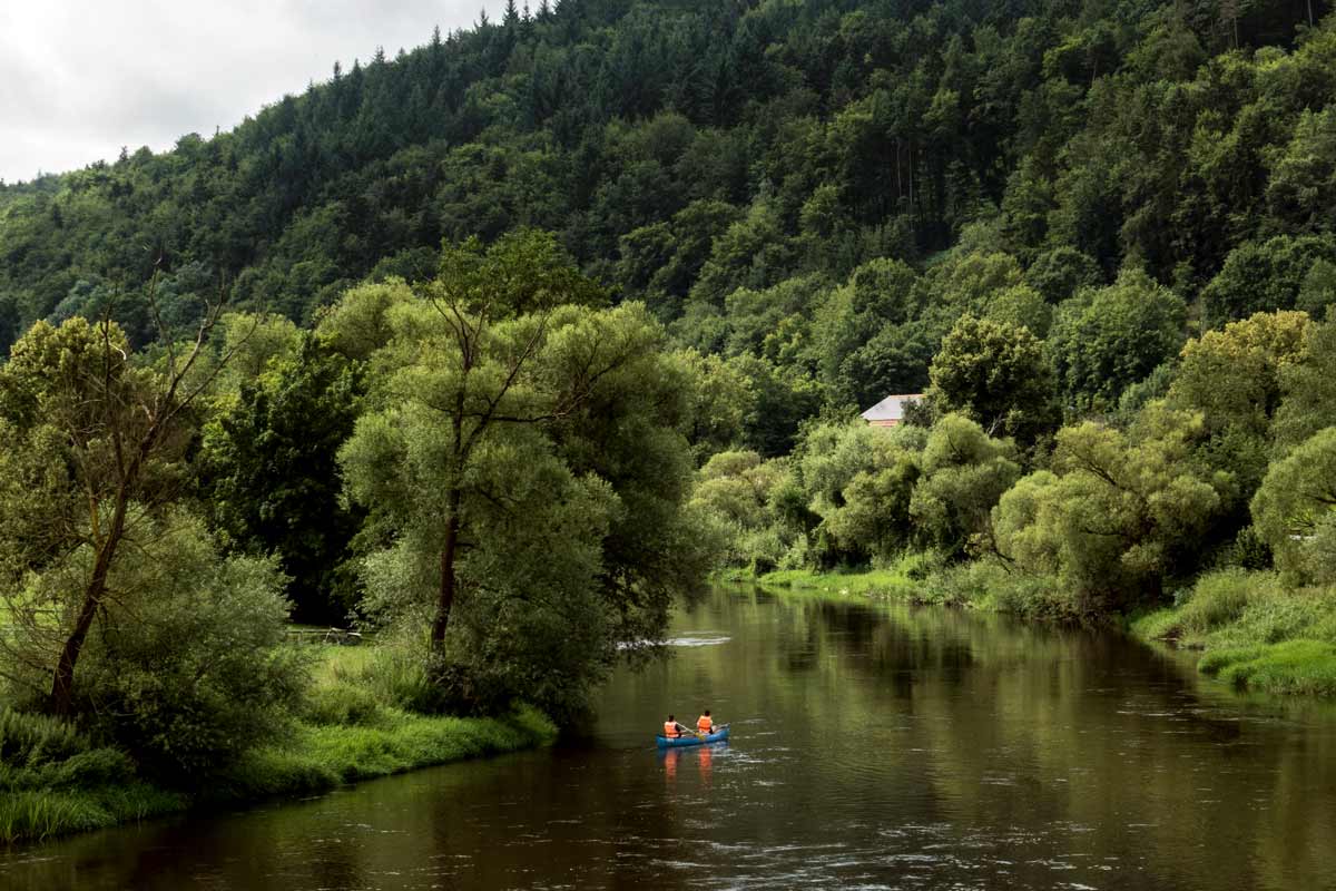 Zwei Kanufahrer auf der Naab im Sommer